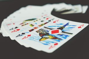 河牌圈诈唬的四个信号，帮你判断什么时候该偷鸡