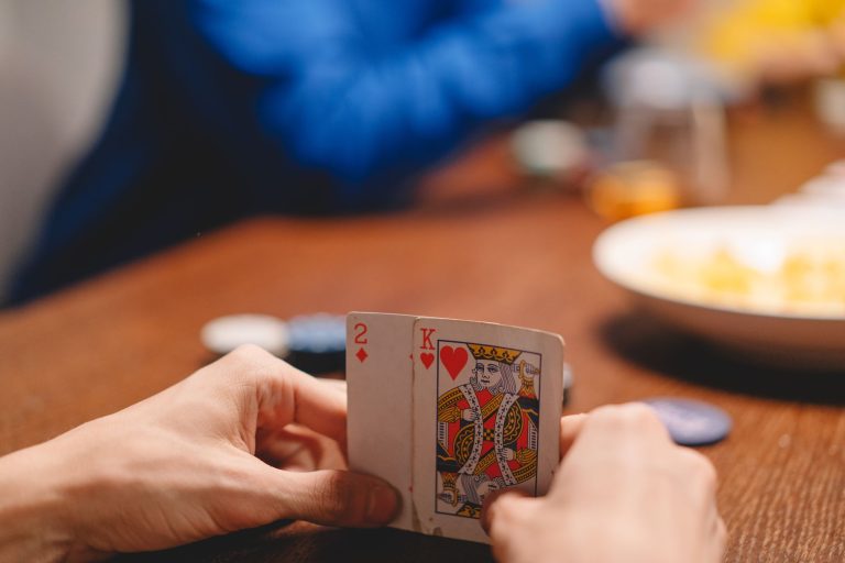 德州牛仔实战牌局解说七招：从翻前到河牌怎么打更稳